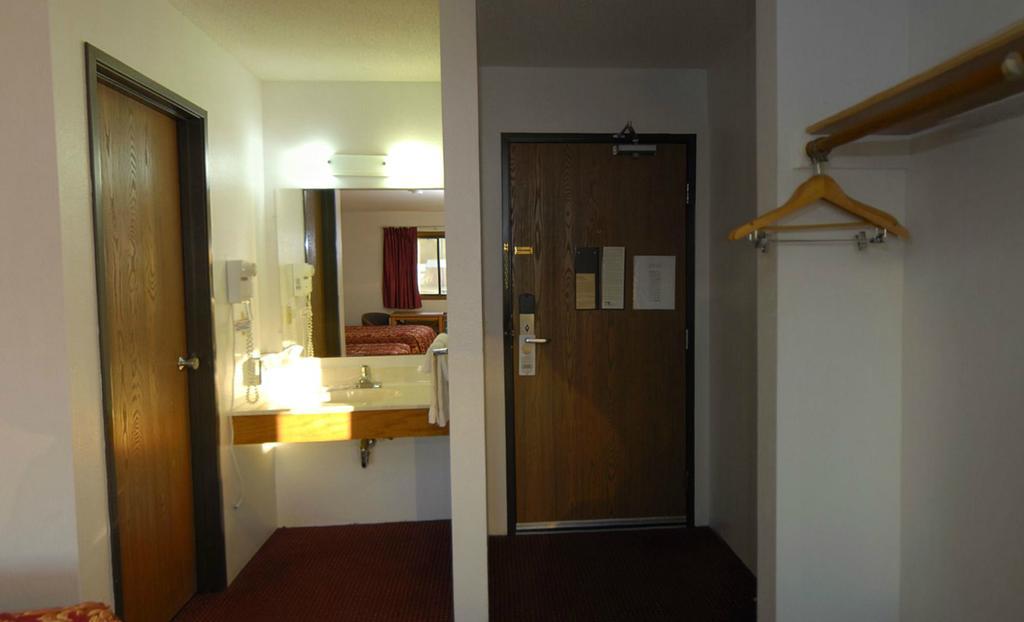 Rodeway Inn Брейнерд Экстерьер фото