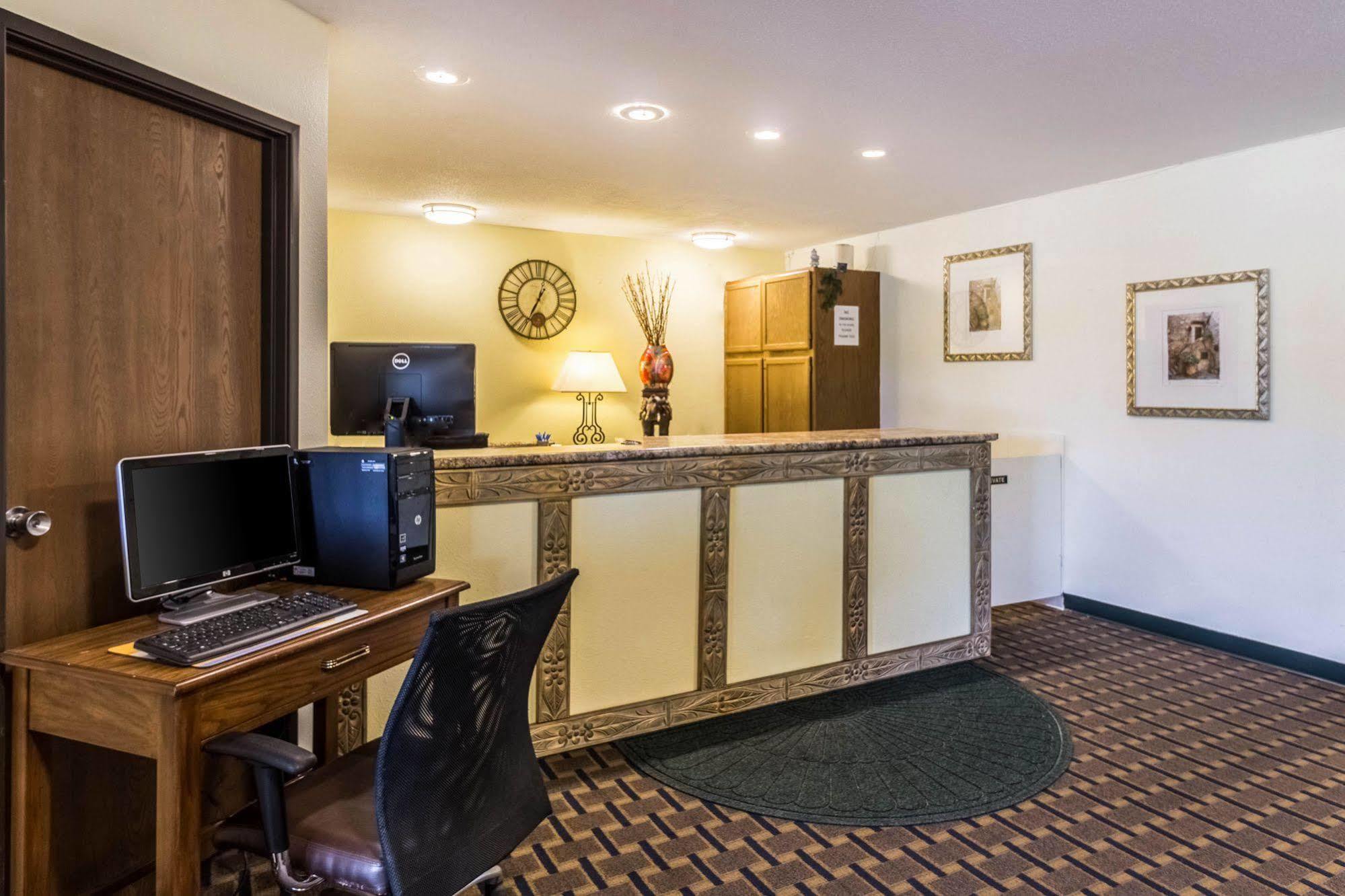 Rodeway Inn Брейнерд Экстерьер фото
