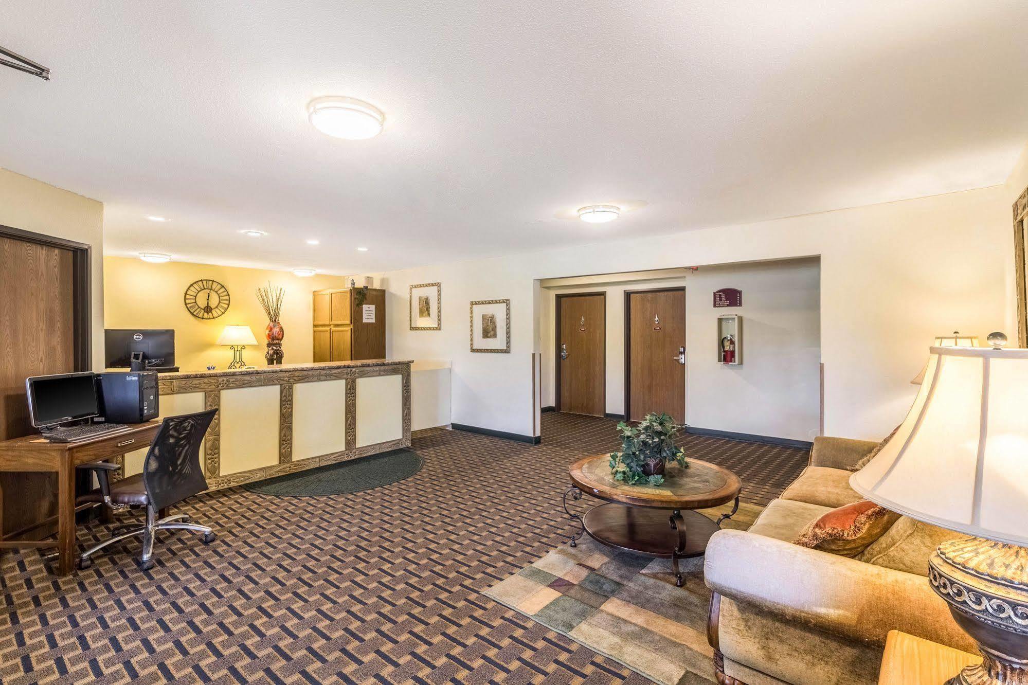 Rodeway Inn Брейнерд Экстерьер фото